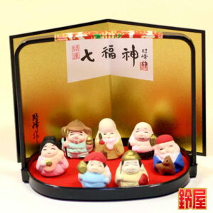 恋愛成就の縁起物であるコンパクトな七福神の置物1