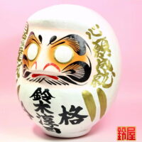 合格祈願の縁起物である名入れの高崎だるま：左斜め前画像