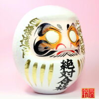 合格祈願の縁起物である絶対合格の高崎だるま：右斜め前画像